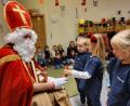 Bild: ads
Großen Respekt zeigten die Kinder der Kita St. Vitus zunächst vor dem Nikolaus, der sich dann in Freude über die süßen Gaben in Form der Schokonikoläuse verwandelte.