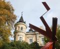Bild: Gabi Schönberger
Die Kunst der Kebbel-Villa lebt von kontrastreichem Wechselspiel und verbindenden Elementen. Im Skulpturenpark komplementieren moderne Farben und Formen die herrschaftliche Villa. Hier abgebildet ist die Stahlfigur "Der Tänzer" von Klaus Caspers.