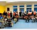 Bild: Nadine Knan/exb
Die Dreifaltigkeits-Mittelschule erweitert ihr künstlerisches Spektrum um das Fach Musik. Über die finanzielle Unterstützung durch die Sparkasse Amberg-Sulzbach freuen sich die Schüler.