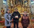 Bild: soj
Kassiererin Petra Ritter (von links), Pater Anish George und Christa Schiener bei der Spendenübergabe.