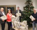 Bild: Hans Prechtl/exb
Heiner Sauren und Marianne Wolf überreichten an Landrat Thomas Ebeling und Jugendamtsleiter Martin Rothut 50 Weihnachtsgeschenke, die in den nächsten Tagen an Kinder verteilt werden, die vom Jugendamt betreut werden (von li).