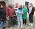 Bild: pi
Anna Liegl (Mitte) übergibt zusammen mit Angela Kindl, Claudia Weiß und Hannelore Maurer (von rechts) 850 Euro an Herbert Putzer.