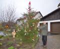 Bild: ak
Karl Philipp behängt seinen Vogelchristbaum mit Leckereien für die kleinen Garten- und Waldbewohner