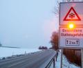 Bild: Stefan Puchner/dpa/Symbolbild
Ein Straßenschild warnt mit einer Blinkleuchte vor Glatteis.