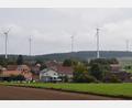 Bild: bnr
Der Bau von Windkraftanlagen, wie hier der Windpark Pamsendorf, wird zwar von Vielen als notwendig erachtet. Doch so richtig glücklich damit sind nur Wenige.