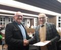 Bild: pz
Die Urkunde des Innenministers für langjährige engagierte Arbeit im Stadtrat überreichte Bürgermeister Bernd Sommer stellvertretend für Joachim Herrmann an Freien Wähler Bernhard Lux (links).