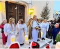 Bild: Burger/exb
Christkind Theresa Burger (Mitte) mit den Engeln (von links) Emilia Queitsch, Freni Axmann, Katharina Haberkorn und Emilia Bayer hatte kleine Überraschungen dabei.