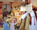 Bild: gi
In der Vorlesestunde werden die Kinder vom Besuch des Nikolaus überrascht.