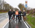 Bild: Susanne Schwab
Bei der Freigabe des neuen Radwegs im Nieselregen waren (von links) Oberbürgermeister Michael Cerny, Roman Kick, Siegfried Däs, Ulrich Schaller und Rainer Rubenbauer mit dabei.