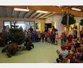 Bild: Bundeswehr/exb
Der Große Moment: Die Soldaten beim Auspacken des Christbaums im Kindergarten St. Martin.
