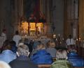 Bild: dob
Im Schein der zweiten Adventskerze feiert Dekan Alexander Hösl mit den Gläubigen das Patrozinium der Stadtpfarrkirche.