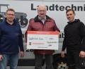 Bild: dob
Gerhard Gruber (links) und Sohn Lukas von Landtechnik Gruber spenden 1500 Euro an die Kinderkrebshilfe in der Region Oberpfalz Nord. Vorsitzender Herbert Putzer (Mitte) kann das Geld bei Familien mit kranken Kindern gut investieren.