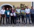 Bild: Martin Zimmermann/exb
Braumeister Franz Vogl (links) ehrte zusammen mit seinem Bruder Peter (rechts) und Christian Meyer (Zweiter von rechts) langjährige Mitarbeiter der Fuchsberger Schlossbrauerei. Im Bild (von links): Hans Hummer, Thomas Wilhelm, Regina Roth, Vladimir Keco und Barbara Grillmeier.