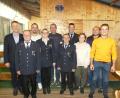 Bild: FFW Thonhausen/exb
Die Feuerwehr Thonhausen wählt einen neuen Vorstand, dem Bürgermeister Albert Geitner gratuliert.