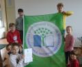 Bild: amö
Die Klassensprecher präsentieren stolz Banner und Urkunde.