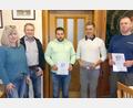 Bild: dir
Für lange Betriebszugehörigkeit in ihrer Firma ehrten Petra und Hans Übler (von links) Kevin Danhauser (12 Jahre), Heinz Binder (46 Jahre) und Martin Graf (30 Jahre).