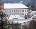 Bild: Gabi Schönberger
Fast unscheinbar schmiegt sich das Dach der Stadthalle ins Neustädter Stadtbild vor dem markanten Lobkowitzschloss ein. Die Stadt möchte das Flachdach mit Solarmodulen für eine Bürgersolaranlage bestücken.