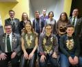 Bild: gz
Der 2. Schützenmeister Dominik Brenner gratuliert den Königen Hannah Helm, Alexander Schmucker und Josef Distner (von links) und die Sportleiter Florian Frischmann (rechts) und Stellvertreter Karl Bauriedl (links) allen Zweit- und Drittplatzierten.