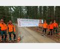 Bild: ck
Leitender Forstdirektor Stephan Bösl (Dritter von rechts) mit der Waldarbeiter-Rotte, die derzeit im Staatswald bei Tännesberg in der Waldabteilung "Maschen" 400 Festmeter Buche fällt.