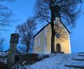 Bild: Gabi Schönberger
Die Bergkirche auf dem Parksteiner Basalkegel bleibt als Wahrzeichen von 16.30 bis 21 Uhr beleuchtet.