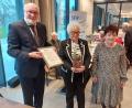 Bild: Hans Schreyegg/exb
Kreisvorsitzender Georg Stahl und Bezirksvorsitzende Evi Bauer-König ernennen Lotte Hofmann zum Ehrenmitglied.