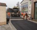 Bild: bkr
Der Kirchsteig hat seine Feinschicht erhalten und der Vorplatz zum Bürgerhaus ist nun ohne Stolperstellen erreichbar.