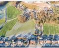 Bild: Thilo Hierstetter
Das neue Baugebiet „Katzenberg Nord“ soll direkt oberhalb der Sauerzapfstraße (hier unten im Bild) entstehen. Es wäre links durch die Straße Schießstätte angebunden sowie durch den Etzmannshofer Weg (in der Mitte). Dieser Schotterweg führt an der Streuobstwiese – die geschützt werden soll – zur Kleingartenanlage. Ob die Bäume oben rechts teils gerodet werden müssen, ist noch offen.