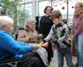 Bild: Wolfgang Steinbacher
Daniel und seine Mama Corinna Altmann (rechts) waren am Dienstag im Marienheim der Caritas, um den Bewohnern eine kleine Freude zu bereiten.