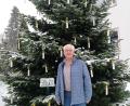 Bild: fpoz
Josef Nachbar vor seinem besonderen Weihnachtsbaum.