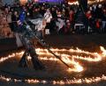 Bild: Stephan Huber
Die Oberpfälzer Schlossteufel malten Zeichen des Feuers auf den Amberger Marktplatz. Aber eigentlich sind sie ja ganz friedlich unterwegs.