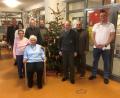 Bild: Rabenbauer/exb
Glückwünsche zum 90. Geburtstag: Im Bild hinten von links Zweiter Bürgermeister Mario Rabenbauer, Pfarrerin Cornelia Kraft, die Neffen Harald und Dieter Schober, Bruder Werner Schober, Seniorenbeauftragter Gerhard Weber und Johannes Großmann vom Senioren-Servicehaus, vorne Ingrid Schober und Jubilarin Irma Reiter.