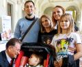 Bild: Fantasiefabrik/exb
Die Österreichische und die Deutsche Wachkoma-Gesellschaft setzten sich beide für den Aufbau der Neuroreha im Land Slowakei ein. So hatte auch die Familie mit dem kleinen vierjährigen Matej (Ertrinkungskind) keinerlei fachärztliche Hilfe. Hier konnte dank Bundesvorsitzendem Armin Nentwig (links) mit der Spezialklinik Vogtareuth vermittelt werden.