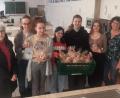Bild: le
Den Bedürftigen Freude bereiten. Das taten die Schülerinnen und Schüler der Jahrgangsstufen 7 bis 9 der Lobkowitz-Realschule in Neustadt mit ihren Weihnachtspäckchen, die in diesen Tagen an Berechtige der Flosser Tafel verteilt wurden.