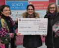 Bild: jr
Heuer wurden es 1775 Euro, die Doris Schneider (Mitte) mit ihrer Benefizaktion „Fußmassage gegen eine Spende“ erwirtschaftete. Tafel-Vorsitzende Nicole Fürst (rechts) und Schatzmeisterin Gabi Neumüller-Wölfl sagten Dankeschön.