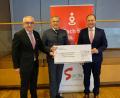 Bild: Sparkasse Oberpfalz Nord/exb
Ludwig Zitzmann, Vorsitzender des Vorstandes, Landrat Roland Grillmeier und Hans-Jörg Schön, Mitglied des Vorstandes (von links), bei der symbolischen Spendenübergabe.