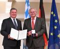 Bild: StMB/Rolf Poss Photographie/exb
Altoberbürgermeister Helmut Hey (rechts) hat am Samstag aus den Händen des bayerischen Bauministers Christian Bernreiter das Bundesverdienstkreuz am Bande erhalten.
