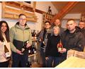 Bild: kro
Die Vorbereitungen für das Einrichten des Dorfladens und des Weihnachtsmarktes kaufen auf Hochtouren. Hier ein Teil der ehrenamtlichen Helfer mit Bürgermeister Franz Schöner und Marco Eckert (von rechts).
