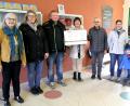 Bild: Josef Böhm
Der symbolische Scheck zeigt die Spende des Bauunternehmens Josef Bauer GmbH an, worüber sich Förderverein und Schule sehr freuten. Auf dem Wunschzettel der Grundschule steht ein zusätzlicher Tabletkoffer.
