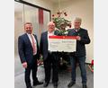 Bild: Sparkasse/exb
Vorstandsvorsitzender Gerhard Hösl, Leiter der Geschäftsstelle Floß Ulrich Höcker undBürgermeister Robert Lindner (von links) bei der Spendenübergabe.