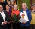 Bild: bkr
Vorsitzende Maria Frauenholz (rechts), Bürgermeister Thomas Kaufmann und Kreisfachberaterin Manuela Pappenberger (von links) überreichten an Ehrenvorsitzenden Wilhelm König (mit Ehefrau Rosa) Urkunde und Ehrennadel des Landesverbandes.