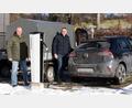 Bild: lst/exb
Der nächste Schritt: Am Montagmittag ist auf dem Parkplatz neben der Wäscherei von Werkstatt-Leiter Josef Albang (links) und Gruppenleiter Stefan Merkl (rechts) offiziell die erste öffentliche E-Ladesäule am HPZ Irchenrieth in Betrieb genommen worden.