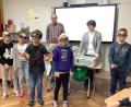 Bild: njn
Wie es ist, als Blinder durchs Leben zu gehen, konnten die Kinder bei einem Test selbst erfahren. Mit auf dem Bild Blindenberaterin Bettina Pichlmeier (Zweite von rechts).