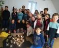 Bild: exb/Bücherei
Sigrid Troidl-Kazoglou (hinten) liest den 25 Kindern vor.