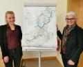 Bild: Portner
Anne Wendl (rechts) und Paula Guggenberger vom Büro Landimpuls stellen die Biodiversitätsstrategie fürs Oberviechtacher Land im Stadtrat vor.