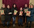 Bild: kaz
Carolin Weber-Bittner, Carola Müller und Gerd Kraitzek (Dritte bis Fünfter von links) nahmen 80 Nikolaustüten der Kolpingsfamilie Kemnath für die Tafel in Kemnath an. Sie wurden von Maria Heser, Mirjam Müller und Barbara Weismeier (von links) im Gesellenhaus überreicht.