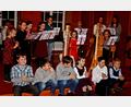Bild: R. Kreuzer
Im Auditorium der Franz-Grothe-Schule versammel sich die Musikschüler der drei Klassen mit Harfe, Blockflöte und Klavier beim Vorspielabend mit vorweihnachtlichen Musizieren.