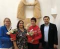 Bild: oy
Als Leiterin der Beratungsstelle für pflegende Angehörige löst (Zweite und Dritte von links) Regina Pilhofer zum Jahreswechsel Alexandra Pirner ab. Caritas-Geschäftsführer Günter Koller (rechts) und seine Stellvertreterin Brigitte Riederer (links) freuen sich über den nahtlosen Übergang.