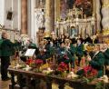 Bild: hzi
Ein "Heimspiel" bestreiten die Blaskapelle Michelfeld und die Michelfelder Moila beim Adventskonzert in der Asamkirche. Hier sind sie beim Finale zu sehen.
