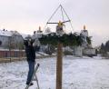 Bild: wro
Ab und zu prüft Martin Hecht am großen Adventskranz am Dorfplatz die Funktionsfähigkeit der Dämmerungsschalter, die für das automatische Aktivieren der elektrischen Adventskerzen sorgen.