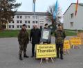 Bild: Bundeswehr/exb
Der Kommandeur Oberstleutnant Marek Krüger, Bürgermeister Walter Schauer, Stabsfeldwebel Gerald E. und der Stabszugführer Hauptmann Manuel W. (von links) präsentieren stolz die unterzeichnete Patenschaftsurkunde und das von der Gemeinde gestiftete Ortsschild.